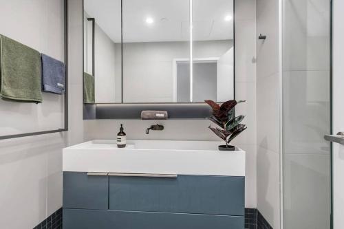 Sol Docklands - Unique 3 Bedroom Loft, Infinity Pool, Gym, Free Parking and Free Trams