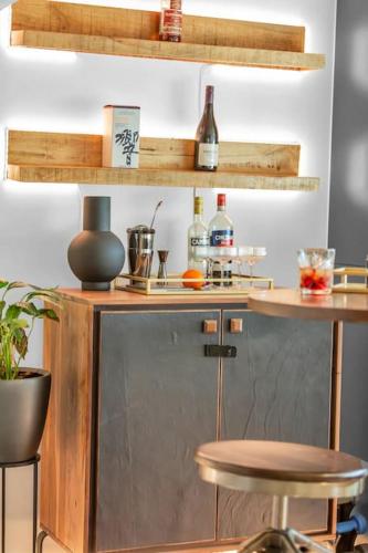 Sol Docklands - Unique 3 Bedroom Loft, Infinity Pool, Gym, Free Parking and Free Trams