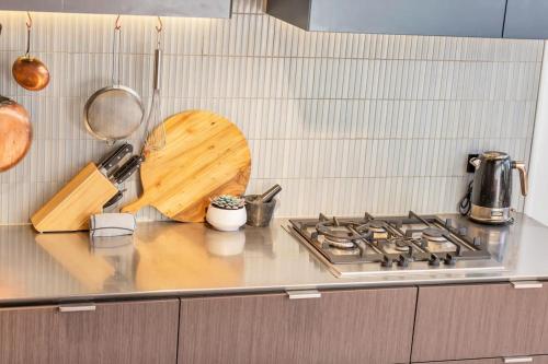 Sol Docklands - Unique 3 Bedroom Loft, Infinity Pool, Gym, Free Parking and Free Trams