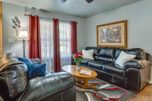 Cozy Norman Home 4 Mi to Oklahoma University! in Norman, USA