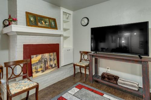 Cozy Norman Home 4 Mi to Oklahoma University! in Norman, USA