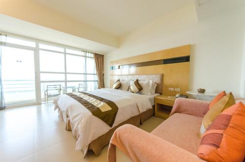 Double Room with Balcony and Sea View image 4