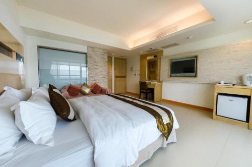 Double Room with Balcony and Sea View image 5