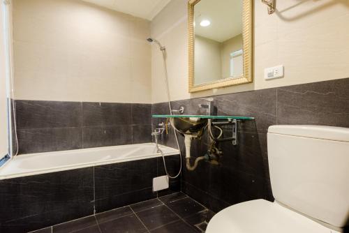 Double Room with Balcony and Sea View image 2