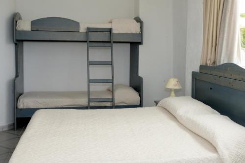 1 queen bed, 2 bunk beds