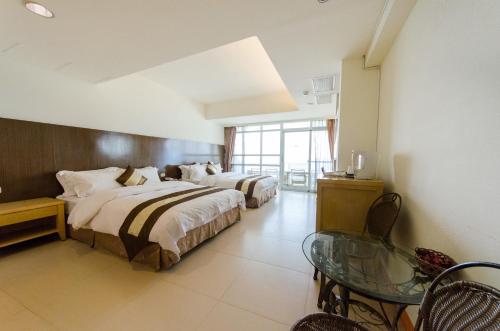 Quadruple Room with Balcony and Sea View image 3