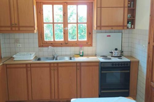 주방, Greek village life by the sea in 마라티아스 (포키스)