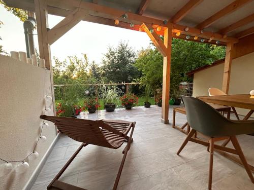 Kert, Kisvirág Vendégház (Kisvirag Vendeghaz) in Balatonvilágos