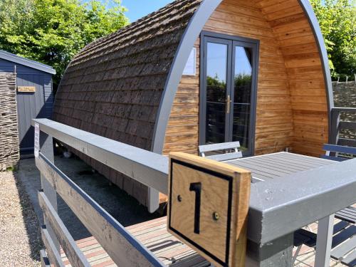 MegaPod 1 at Lee Wick Farm Cottages & Glamping, Clacton-on-Sea (foto 10)