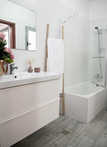 Shower, SEA & BUY in Hadera