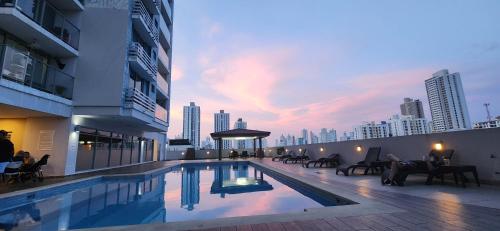 Hermoso conjunto residencial con piscina