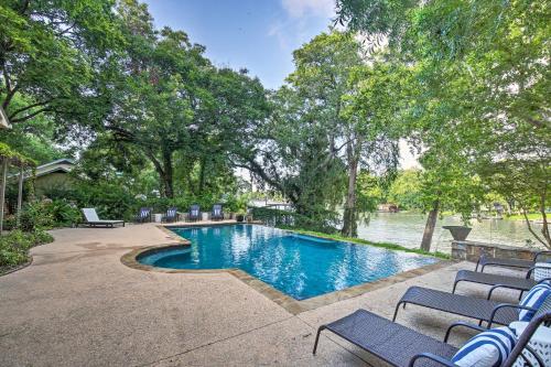 Guadalupe River Paradise with Hot Tub, Dock and Kayaks