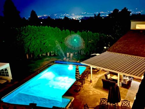 Central 2 BdR 1 + 1 Bath + Heated Salt Pool + HT in Kelowna, Canada
