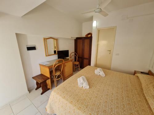 Double or Twin Room with Garden View image 10