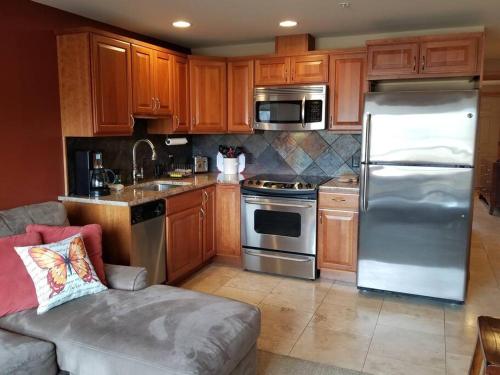 Lake Chelan View Condo in Downtown near Beach! - Apartment - Chelan