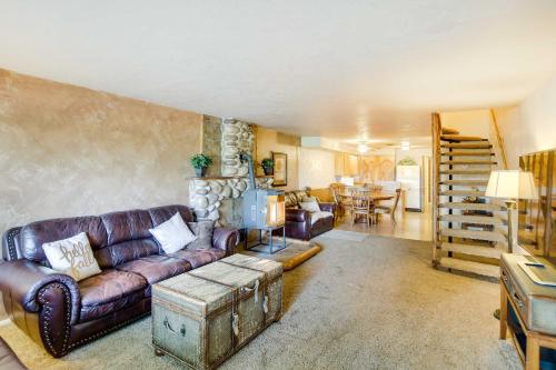 Main Street Townhome - 12 Miles to Bear Lake!