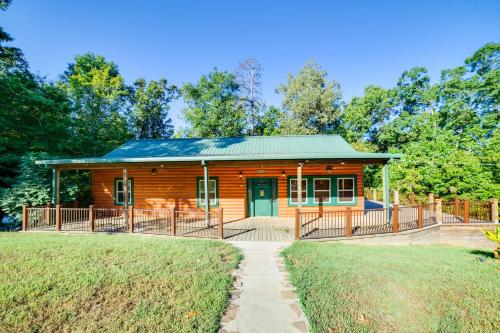 Coffeeville Cabin w/ Deck ~ 7 Mi to Grenada Lk - Cascilla, MS