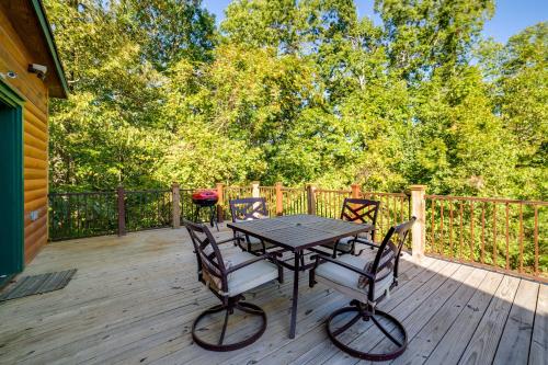 Coffeeville Cabin with Deck about 7 Mi to Grenada Lk