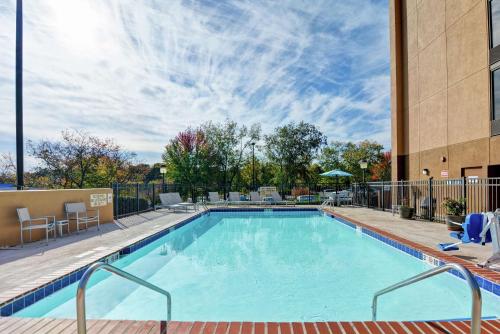 Hampton Inn Charlotte-Gastonia - image 9
