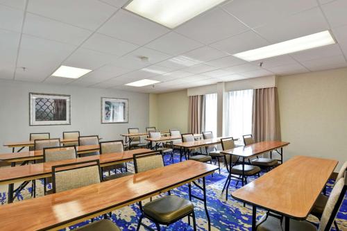 Hampton Inn Milford - image 8
