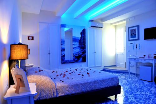 1 queen bed, 1 twin bed