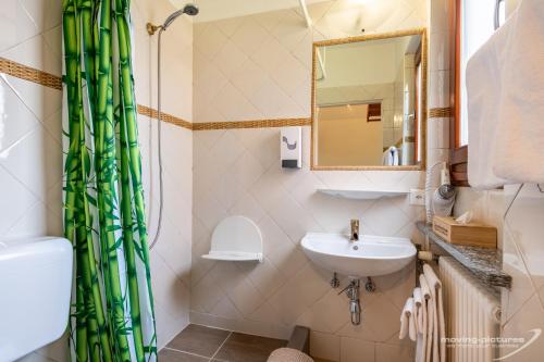 Bamboohouse Motel Riazzino - image 14