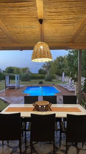 Villa Ermis with private pool by Lefkadastay – khách sạn tại Agios Ioannis