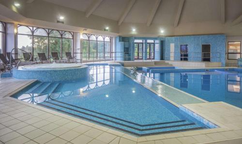DoubleTree By Hilton Glasgow Westerwood Spa & Golf Resort - image 2