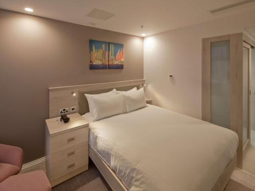 Queen Room image 6
