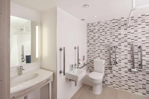 Hampton by Hilton Leeds City Centre Room Type - QUEEN ACCESSIBLE ROOM