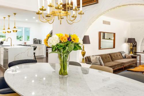 Casa Reál about Expansive Woodstock House with Hot Tub! - image 9