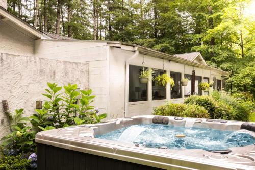 Casa Reál about Expansive Woodstock House with Hot Tub in Woodstock, USA