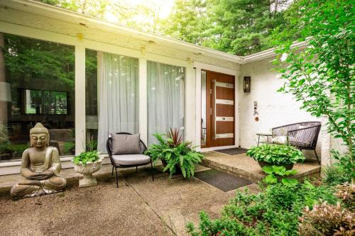 Casa Reál about Expansive Woodstock House with Hot Tub! - image 11