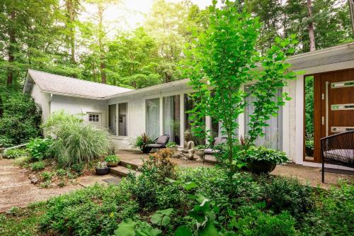 Casa Reál about Expansive Woodstock House with Hot Tub! - image 6
