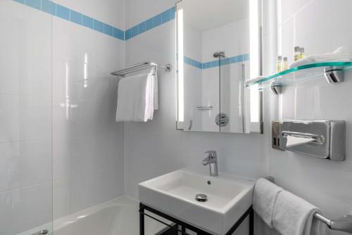 Hilton Garden Inn London Heathrow Airport - image 9