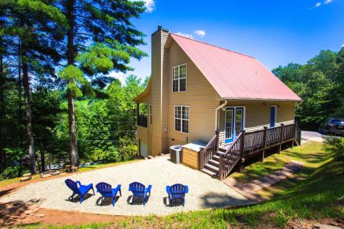 Smokies Hill Top Cabin Mountain Views 2 miles to Town Pet Friendly in Franklin, USA
