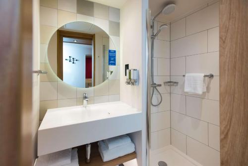 Hampton by Hilton London Park Royal - image 4