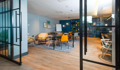 Hampton by Hilton London Park Royal - image 10