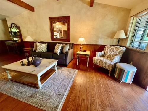 C7 - Lake view three bedroom, three bath cottage with hot tub overlooking Lake Ouachita, Mount Ida