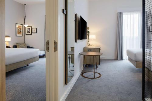 1 king bed, 2 twin beds