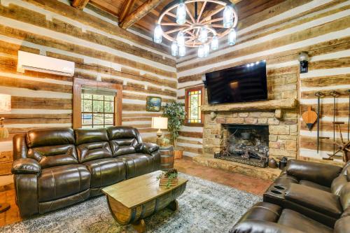 Glasgow Getaway with Patio, Fireplace and Grill! in Lucas, USA