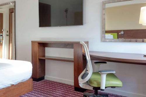 Hampton by Hilton Corby - image 13