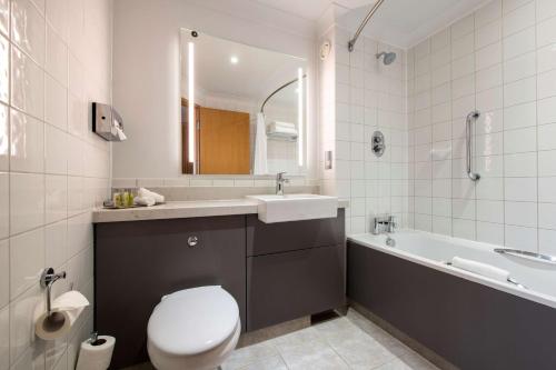 DoubleTree by Hilton Swindon Hotel - image 10