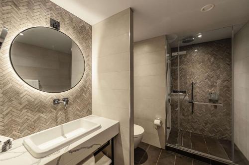 The Fellows House Cambridge Curio Collection By Hilton - image 11