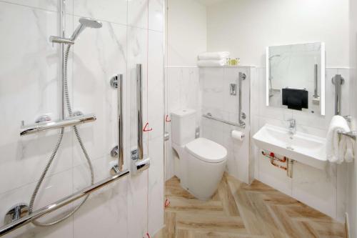 DoubleTree by Hilton Manchester Airport - image 4