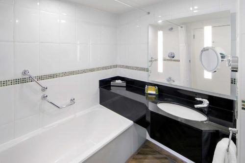 DoubleTree by Hilton Manchester Airport - image 11