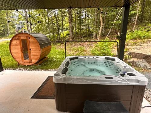 New Family Cottage Tremblant-4 Bdrs W Hot Tub