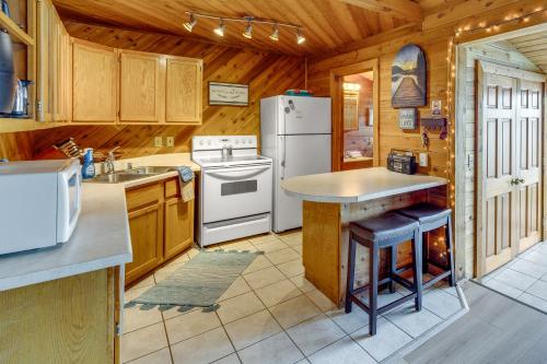 Okauchee Lake Vacation Rental with Boat Dock! in Oconomowoc, USA