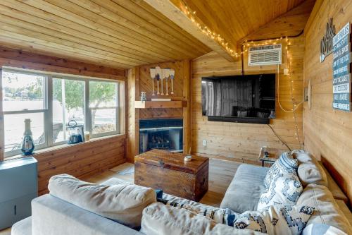 Okauchee Lake Vacation Rental with Boat Dock! in Oconomowoc, USA