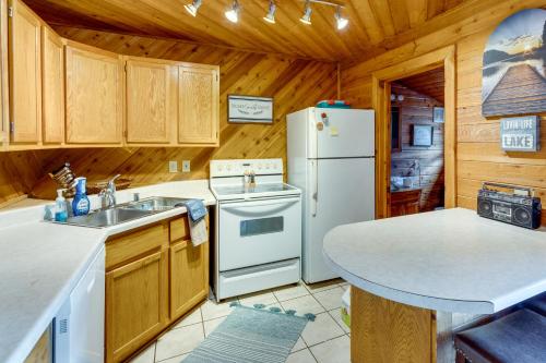 Okauchee Lake Vacation Rental with Boat Dock! in Oconomowoc, USA